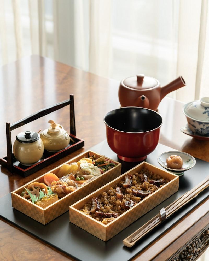 弁当と惣菜の詰め合わせ