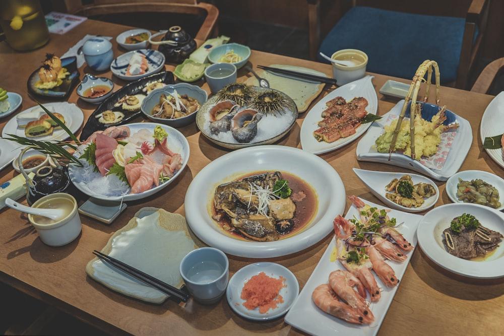 料理が並んだテーブル