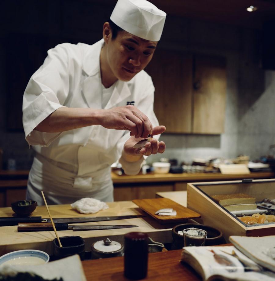 カウンターで仕込みをする和食の職人